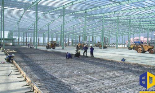 Công đoạn lót tấm nhựa PVC để ngăn thấm ngược rất quan trọng Công đoạn lót tấm nhựa PVC để ngăn thấm ngược rất quan trọng