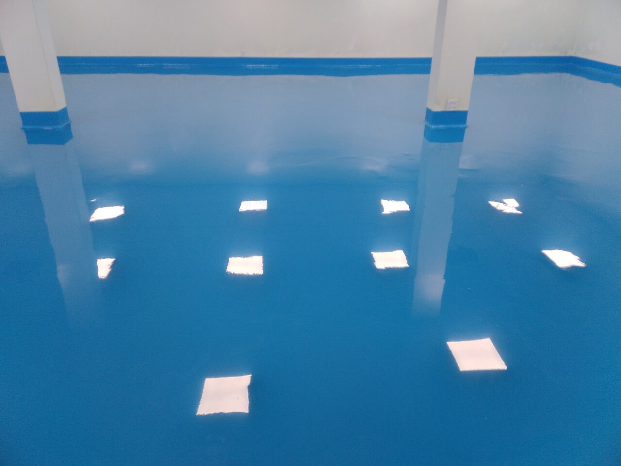 Sơn Epoxy Tự Phẳng 2025: Báo Giá, Thi Công, Loại Nào Tốt Nhất? 5 thi cong san epoxy tu san phang