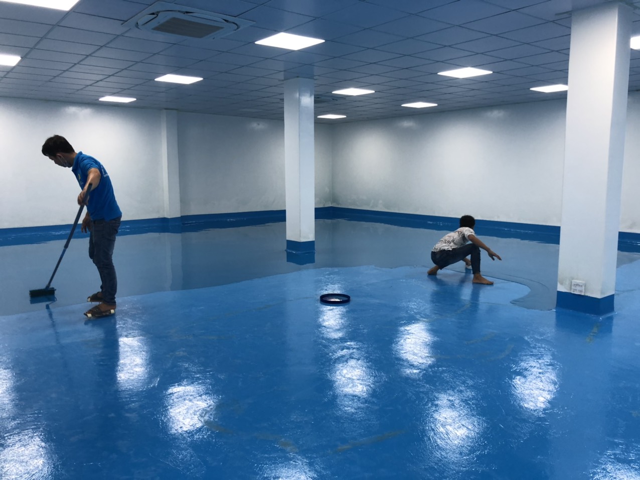 Sơn Epoxy Tự Phẳng 2025: Báo Giá, Thi Công, Loại Nào Tốt Nhất? 3 thi cong son epoxy tu san phang